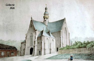 De oude kruiskerk met rechts van de kerk de muur van het kerkhof.