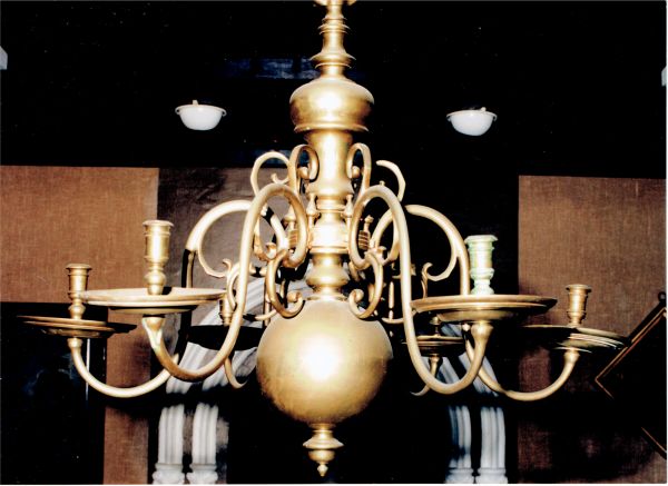 Eén van de 300 jaar oude koperen lichtkronen van 1696. Deze hingen van 1696 tot 1857 in de oude kruiskerk en zorgden daar voor kaarslicht. Na de afbraak van de oude kruiskerk hangt deze lichtkroon in de raadszaal van het stadhuis. Zie het hierover vermelde onder 1696.