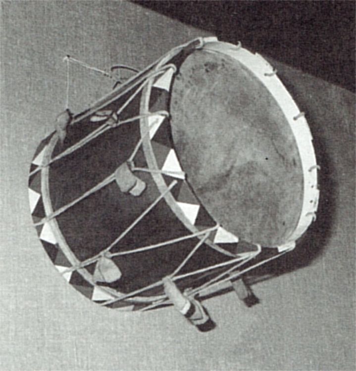 Een foto van de trommel van de trommelslager van de burgerwacht in de raadszaal van het Stadhuis.