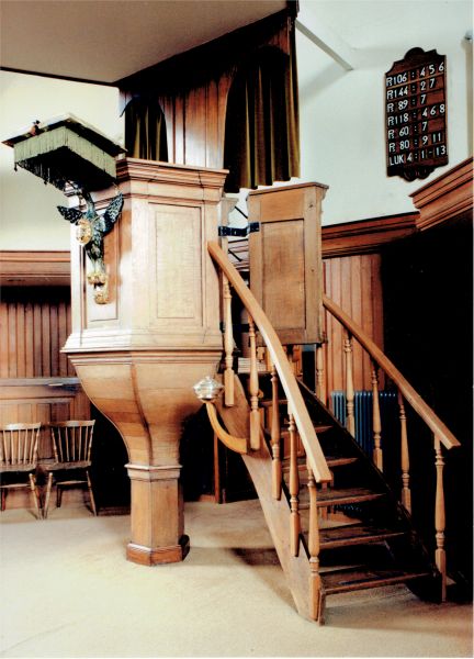 De bijna 300 jaar oude preekstoel, gemaakt door de timmermansbaas Urias Besemer, in de Hervormde kerk.