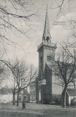 De Markt met het in 1859 gebouwde brandspuithuisje in later tijd. De toren is hier al voorzien van de nieuwe trans, terwijl ook de nieuwgebouwde pastorie te zien is.