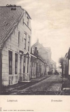 De Langstraat met de oude Hervormde pastorie in oorspronkelijke vorm.