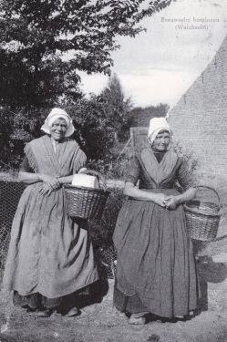 Arnemuidse vrouwen met in de korven brood uit Middelburg als er geen vis te verleuren is....