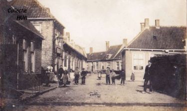 Het huis links met de lantaarn is het schippershuis voor de veerdienst op Nieuwland. Tevens dient het als Stadsherberg. Op het bord op de voorgevel staat: 