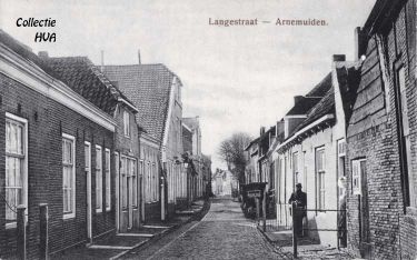 De Langstraat met aan de rechtse kant de wagenmakerij van Dingenis Kousemaker, voorheen van Adriaan.