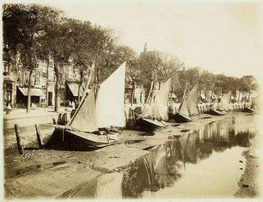 De platboomde hoogaarzen liggend in de bij eb droogvallende vissershoven van Vlissingen.