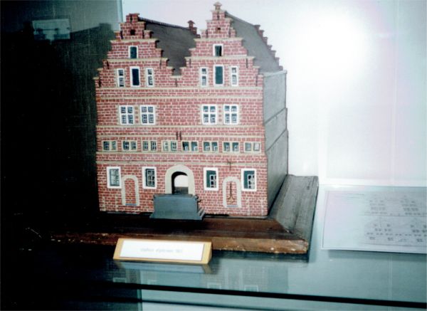 Het nagemaakte Stadhuis met daarnaast de tekening daarvan in de vitrinekast in het gemeentehuis.