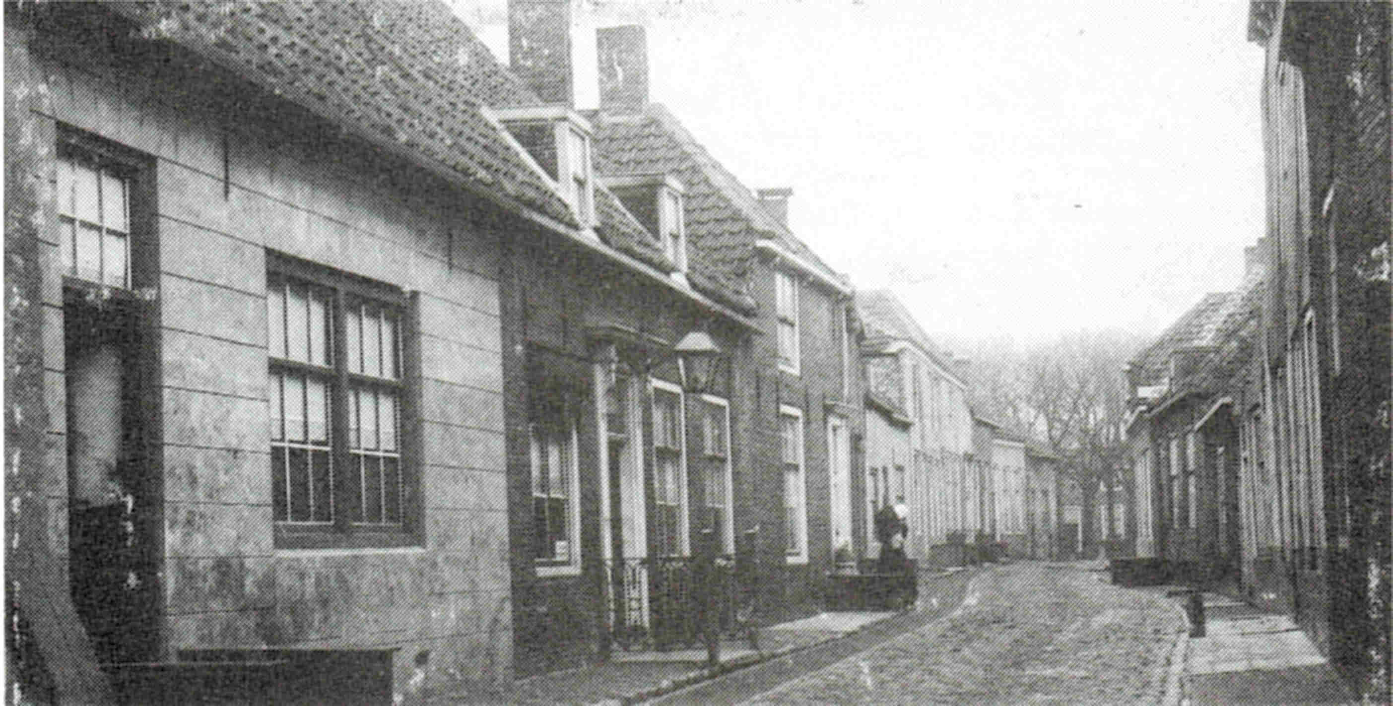 De Langstraat met het 2e huis van links de woning van dokter Westfaal Quadekker.