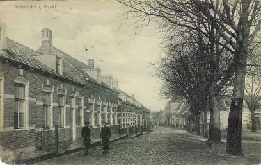 De Markt met de kastanjebomen en de waterpomp. Het tweede huis van links is van burgemeester S. van Eenennaam. Daarnaast de woning van Adriaan Joosse en verderop de woning en timmermanswerkplaats van J.K. Crucq.