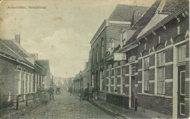 In Arnemuiden gelegerde militairen tijdens de Eerste Wereldoorlog in de Noordstraat.
