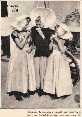 Meisjes bij ijskar in 1932.