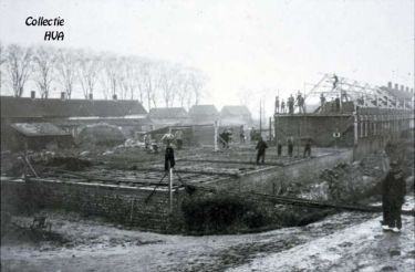 Op 6 december 1926 wordt een foto gemaakt van de werkzaamheden op de Zuidwal. Adriaan Joosse (rechts) slaat met grote belangstelling het werk gade. De afgegraven Zuidwal moet nog bestraat worden.