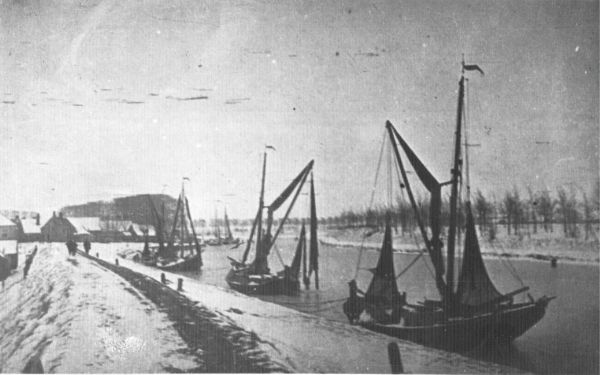 De vissersschuiten vastgevroren in het Arnemuidse kanaal in de strenge winter van 1891/1892