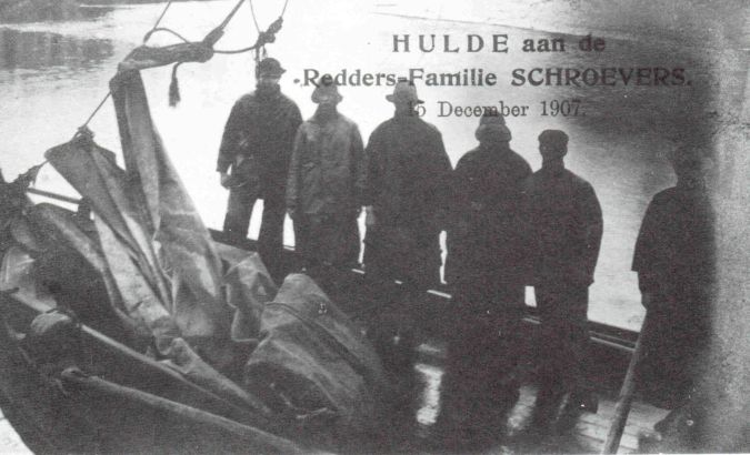Foto uitgegeven als huldeblijk voor de reddersfamilie Schroevers.