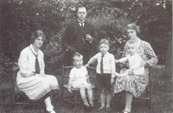 Ds. Kruishoop met zijn gezin te Arnemuiden.