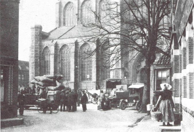 Arnemuidse visleurster aan de voet van de Maria Magdalenakerk in Goes.