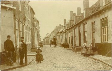 De oostzijde van de Westdijkstraat in de toestand van vóór de sanering.