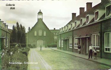 Het dit jaar voltooide kerkgebouw van de Gereformeerde Gemeente aan de Roomsestraat, vanaf dit jaar genoemd de Schoolstraat. Aan weerszijden van de Schoolstraat de onlangs gebouwde blokken woningen, die een uitkomst voor de grote woningnood betekenen.