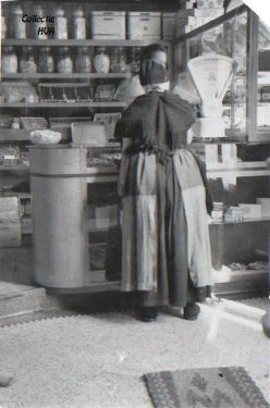 In de bakkerswinkel van A. Adriaanse op de Markt. Achter de toonbank M. Adriaanse-Joosse en ervoor de weduwe Tan Ventevogel.