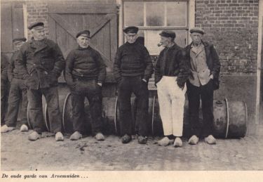 De oude garde voor de olievaten voor de woning van havenmeester H. Boone. V.l.n.r. Aart van de Gruiter, Lieven van  de Ketterij, Joos van Belzen, J. de Nooijer en J. Marijs.