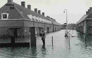 Ook de Schoolstraat is enkel nog maar met de lieslaarzen aan te bereiken.