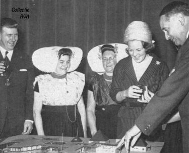 Een genoegelijk moment tijdens de bezichtiging door Prinses Beatrix van de maquette van ‘Het Zilveren Schor’. V.l.n.r. burgemeester A. Hack, mw. De Bie-Siereveld, mw. Van Belzen-Marijs, prinses Beatrix en mr. M.B. van de Werk, voorzitter van de Raad van Advies van de Stichting Zilveren Jeugdcentra.