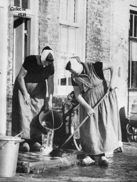 De gezusters Mien van Belzen-Blaasse en Jannetje Marijs-Blaasse druk aan het schuren. Wat een gezelligheid en genoegen onder elkaar.