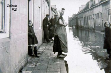 Het water staat al in de Nieuwstraat. Zal het verder stijgen?