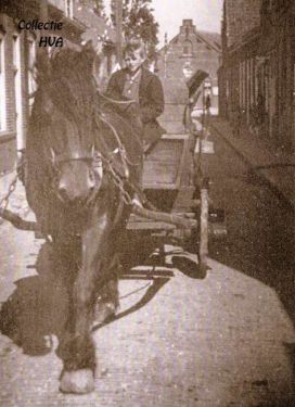 Met de zwarte beerkar van Jakes de Nooijer door de ‘Koeiestraat ‘ (de Langstraat).