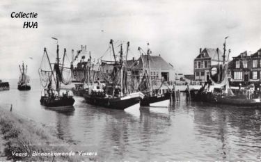 Kleine, ouderwetse kottertjes en nieuwe, moderne vissersschepen vertrekken in april naar de nieuwe thuishaven Colijnsplaat.