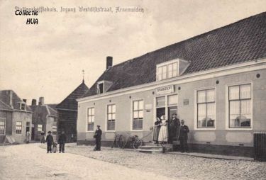 Links de oude krotwoningen aan de Westdijkstraat.