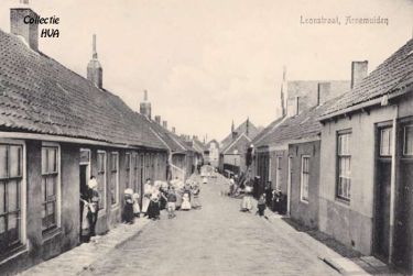 De Lionstraat in de toestand van vóór de sanering. Rechts het oude kerkgebouw van de Gereformeerde kerk en verderop de oude bewaarschool.