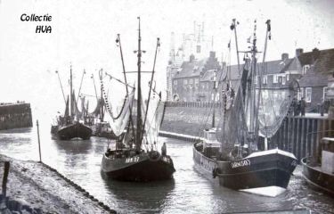 De vloot komt halverwege de middag binnen voorbij de Campveerse toren te Veere. Op de kade is er altijd veel belangstelling.