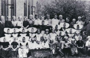 Nog een foto van bovenmeester Van der Graaff met z'n klas bij de oude school aan de Schoolstraat omstreeks 1937.