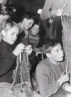 Vele Arnemuidse vissersjongens leren op de visserijschool te Vlissingen netten herstellen.