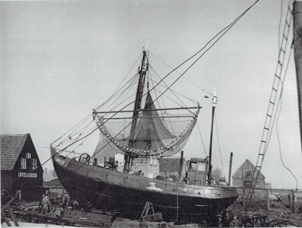 Grote bedrijvigheid op de scheepswerf van Meerman. De ARM 35 wordt opgekalefaterd. Verderop de werkplaats van Knolle voor de reparatie van de scheepsmotoren. (Uit collectie Jhr. W.L. den Beer Poortugael. Veere).