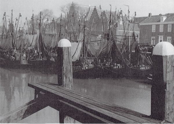 De Arnemuidse vissersvloot in de haven van Veere. Uit collectie Jhr. W.L. den Beer Poortugael, Veere.