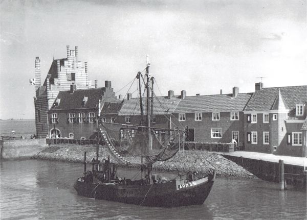 De Arnemuidse vissers zorgen voor bedrijvigheid in Veere. (Uit collectie Jhr W.L. den Beer Poortugael, Veere).