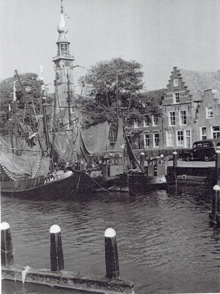 De Arnemuidse vissersvloot in de haven van Veere zorgt voor een schilderachtig schouwspel.