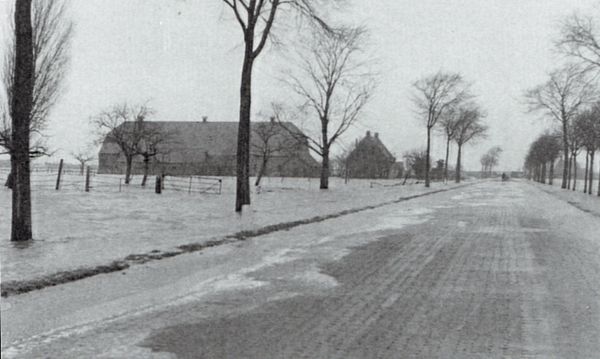 Het water stroomt over de oude rijksweg. Links de hoeve van Steendijk. De gehele Nieuwerkerkepolder staat al onder water.