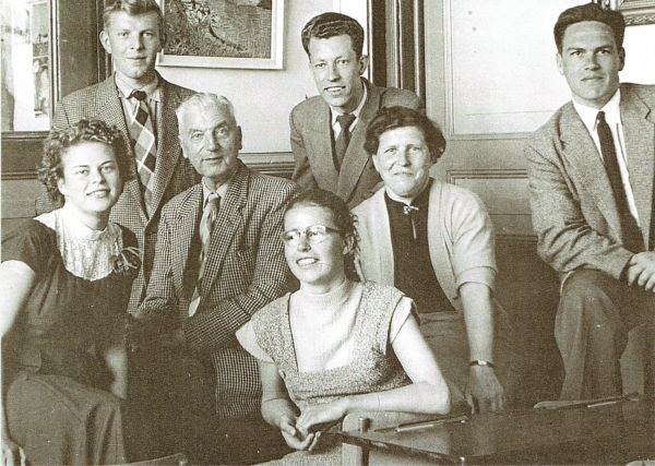 De leerkrachten van de openbare lagere school enthousiast over hun nieuwe schoolgebouw aan de Clasinastraat. V.l.n.r. juffrouw D.H. Kuiler, meester J. Wisse, bovenmeester P.C. van Maelsaecke, juffrouw J. Cijsouw, meester K. de Vries, handwerkjuffrouw W.M. de Kraker-Dieleman en meester G. Lammers.