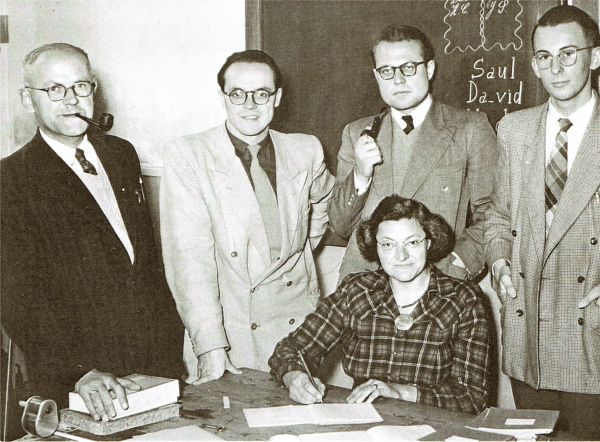 De bovenmeester van de Christelijke lagere schooi J.P. de Jonge (links) met z'n schoolteam in de oude school aan de Schoolstraat.