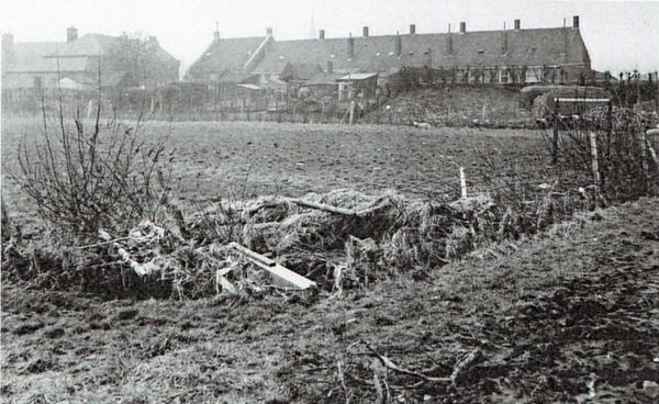 Het Schuttershof met de oude hooggelegen huisjes. Deze maken plaats voor nieuwe woningen. Het oude trapveld achter het Schuttershof is nog net te zien.