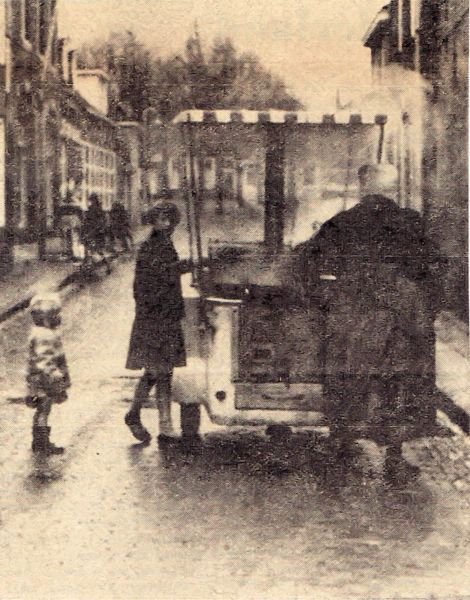 Jane de Voogd met haar friteskar door de Langstraat.