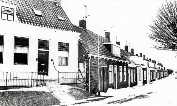 Het begin van de Molenweg. Naast het stationskoffiehuis ‘Spoorzicht’ de stal van bode Cor van de Ketterij. Hier stond het paard van de bodewagen gestald.