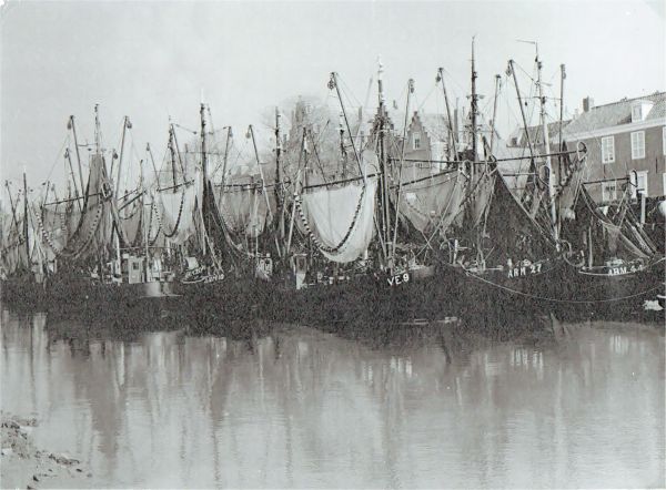 Altijd weer een schilderachtig en levendig tafereel in de haven van Veere (Uit collectie Jhr. W.L den Beer Poortugael, Veere).