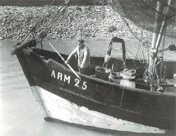 Voor de visserij is het een gunstig jaar. Hier komt de ARM 25 de haven van Veere binnen getuft. (Uit collectie Jhr. W.L. den Beer Poortugael, Veere.