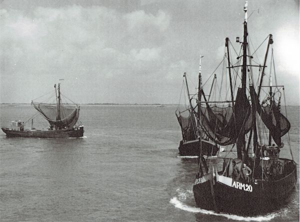 Voor het laatst: de vissersschepen komend vanuit het Veerse Gat, maken de bocht naar de haven van Veere. (Uit collectie Jhr. W.L. den Beer Poortugael, Veere).