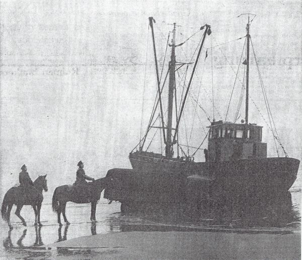 De Arnemuidse kotter ARM 10 ‘De Vrouw Grietje’ vastgelopen op het strand hij Scheveningen.