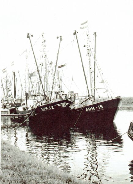 De vissersvloot weer als vanouds aan de kade tijdens de visserijfeesten.